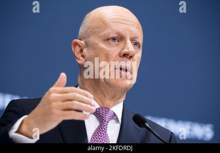 München, Deutschland. 17.. November 2022. Ralf P. Thomas, CFO der Siemens AG, nimmt an der Jahrespressekonferenz von Siemens Teil. Quelle: Sven Hoppe/dpa/Alamy Live News Stockfoto