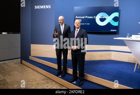 München, Deutschland. 17.. November 2022. Roland Busch (l.), Vorstandsvorsitzender der Siemens AG, und Ralf P. Thomas, Finanzvorstand der Siemens AG, stehen vor dem Start der Siemens-Jahrespressekonferenz für ein Foto zusammen. Quelle: Sven Hoppe/dpa/Alamy Live News Stockfoto