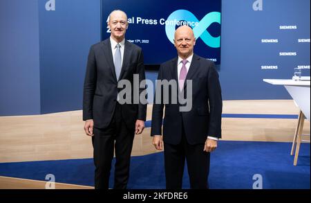 München, Deutschland. 17.. November 2022. Roland Busch (l.), Vorstandsvorsitzender der Siemens AG, und Ralf P. Thomas, Finanzvorstand der Siemens AG, stehen vor dem Start der Siemens-Jahrespressekonferenz für ein Foto zusammen. Quelle: Sven Hoppe/dpa/Alamy Live News Stockfoto