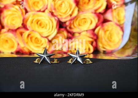 Die Silbersterninsignien werden vor der Promotionszeremonie für die US Air National Guard Brig ausgestellt. General Chris Blomquist, Stabschef der Minnesota Air National Guard, beim 148. Fighter Wing, Duluth, Minn., 10. September 2022. Die Insignien sind an beiden Schulterklappen auf einer Dienstkleiduniform fixiert, was den Rang eines Brigadier-Generals anzeigt. Stockfoto