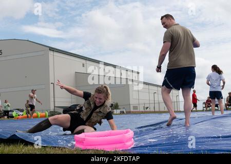 U.S. Air Force Tech. Sgt. Kayla Hoffmaster, 167th Force Support Squadron, rutscht während eines Kickballs beim jährlichen 167th Combat Dining-in Event im 167th Airlift Wing, Martinsburg, West Virginia, 10. September 2022 in die erste Basis. Veranstaltungen wie diese werden in der Tradition durchgeführt, um den Eprit de Corps zu stärken und die Moral der Einheit zu stärken. 167AW, 167th Airlift Wing, WVANG, West Virginia Air National Guard, Combat Dining in, esprit de Corps, Stockfoto