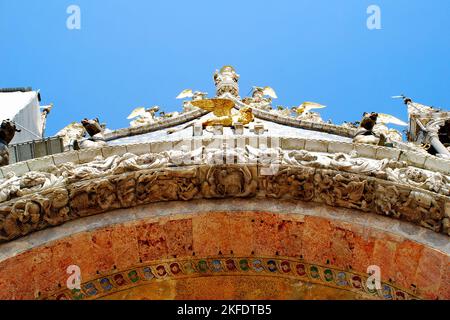 Äußere Details von St. Markusdom, UNESCO-Weltkulturerbe, Venedig, Italien, Europa Stockfoto