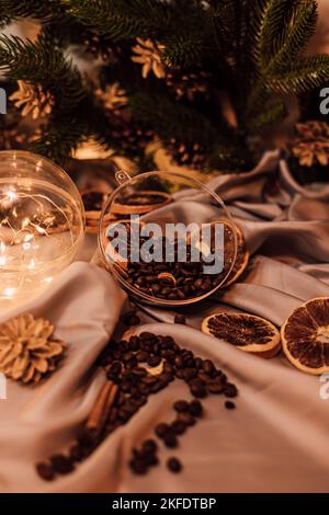 Weihnachtskomposition mit Kaffeebohnen, getrockneten Orangen und Girlande Stockfoto
