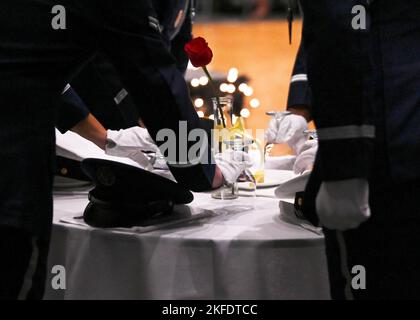 US-Luftwaffe mit der McChord Field Honor Guard leiten die Tischzeremonie „Gefangener des Krieges/Vermisste in Aktion“ während des Team McChord Air Force Ball, um den 75.. Jahrestag der Luftwaffe im Tacoma Convention Center in Tacoma, Washington, zu feiern, 10. September 2022. In diesem Jahr jährt sich zum 75.. Mal die Gründung der United States Air Force. Stockfoto