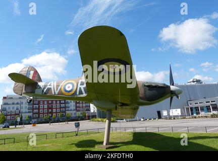 Historische Flugzeuge des Typs „The of the R.A.F.“ werden am Haupteingang des Londoner Flugzeugs ausgestellt Museum. Stockfoto