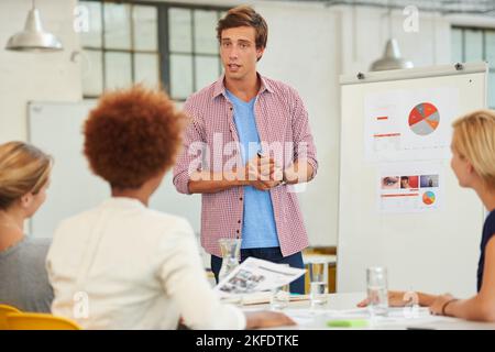 Es ist zwingend notwendig, dass wir diese neue Methode implementieren. Ein Team von jungen Fachleuten in einer Business-Präsentation. Stockfoto