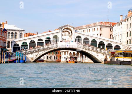Rialtobrücke, überquert den Canale Grande, Venedig, Venetien, Italien, Europa Stockfoto