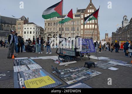 Aktivisten für palästinensische Rechte und Heimat mit einem Display, Plakaten und Bannern auf dem Dam-Platz, Stadtzentrum, Amsterdam, Oktober 2022 Stockfoto