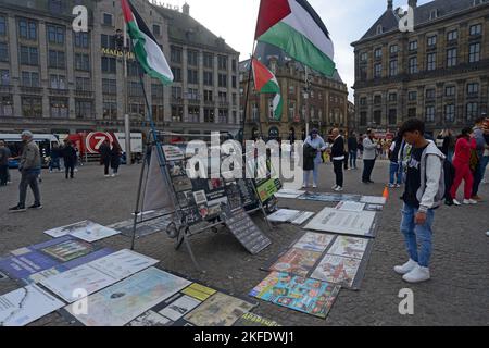 Aktivisten für palästinensische Rechte und Heimat mit einem Display, Plakaten und Bannern auf dem Dam-Platz, Stadtzentrum, Amsterdam, Oktober 2022 Stockfoto