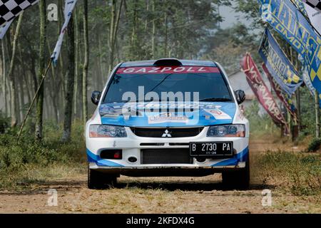 Nahaufnahme von Lancer Evolution VIII bei der Kejurnas Sprint Rally 2022 in Puslatker AL Bedali Circuit, Lawang, East Java, Indonesien Stockfoto