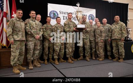 Soldaten der Nationalgarde der Florida Army vom Militärgeheimdienstbataillon 260. werden mit dem Brig ausgezeichnet. General Clifford R. Foster Trophy für die höchste kombinierte Pistole- und Gewehr-Wertung beim Adjutant General's (TAG) Match, Camp Blanding, Florida, 11.. September 2022. Das TAG-Spiel ist eine jährliche Entwicklung, die sich an Soldaten richtet, die ihre Schießfertigkeit unter Beweis stellen möchten. Stockfoto