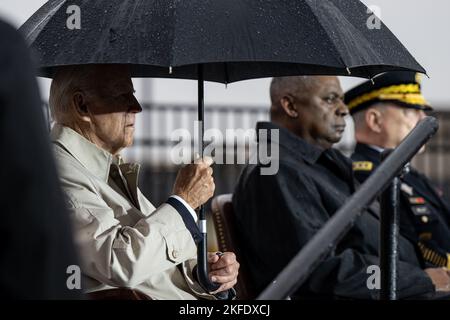 US-Präsident Joe Biden, Verteidigungsminister Lloyd J. Austin III und Vorsitzender der Joint Chiefs of Staff Army General Mark A. Milley nehmen am 11. September 2022 an der Zeremonie zur Einhaltung des Pentagon 21. 9/11 im Pentagon, Washington, D.C., Teil Stockfoto