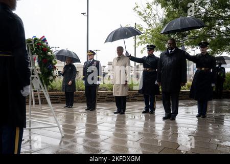 US-Präsident Joe Biden, Verteidigungsminister Lloyd J. Austin III, Vorsitzender des Generalstabschefs der Generalstabsarmee, Mark A. Milley, und seine Frau Hollyanne Milley nehmen am 11. September 2022 an einer Kranzniederlegung im National 9/11 Pentagon Memorial im Pentagon, Washington, Teil. D.C. Stockfoto