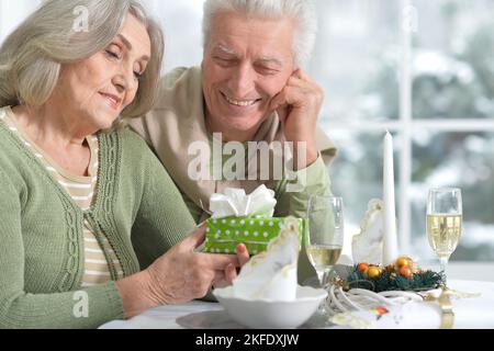 Schönes älteres Paar, das gemeinsam das neue Jahr feiert Stockfoto