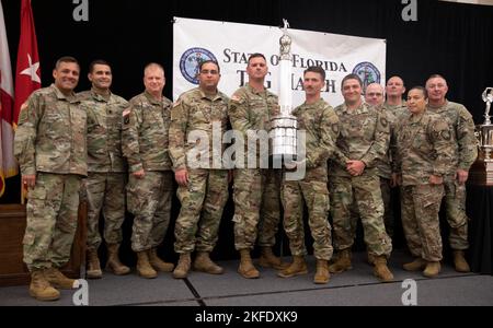 Soldaten des Militärgeheimdienstbataillons 260. werden bei der Siegerehrung des Adjutant General (TAG) Match, Camp Blanding, Florida, am 11. September 2022, als 1.. Anerkannt. Das TAG-Spiel ist eine jährliche Entwicklung, die sich an Soldaten richtet, die ihre Schießfertigkeit unter Beweis stellen möchten. Stockfoto