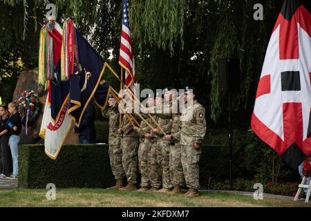 Die der Airborne Division 101. (Air Assault) zugewiesene Farbwache begrüßt während eines Gedenkgottesdienstes am 11. September 2022 in Veghel, Niederlande. 101. Einheiten der Airborne Division (AASLT) ehren Veteranen des Zweiten Weltkriegs und die Bevölkerung Hollands durch die Teilnahme an der Operation Market Garden 78 gedenkfeiern in und um Eindhoven, Niederlande. (USA Fotos der Armee von Staff Sgt. Malcolm Cohens-Ashley, 2. Brigade Combat Team Public Affairs.) Stockfoto