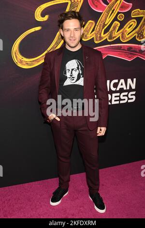 New York, USA. 17.. November 2022. Ben Rappaport nimmt am 17. November 2022 an der Eröffnungsnacht „& Juliet“ am Broadway im Stephen Sondheim Theatre in New York, NY, Teil. (Foto von Efren Landaos/Sipa USA) Quelle: SIPA USA/Alamy Live News Stockfoto