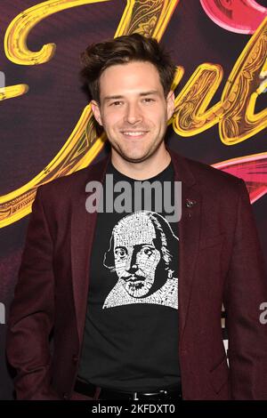 New York, USA. 17.. November 2022. Ben Rappaport nimmt am 17. November 2022 an der Eröffnungsnacht „& Juliet“ am Broadway im Stephen Sondheim Theatre in New York, NY, Teil. (Foto von Efren Landaos/Sipa USA) Quelle: SIPA USA/Alamy Live News Stockfoto