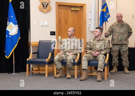 Kapitän Nathan Dampf und Oberstleutnant Jeffrey Bishop hören zu, wie der Kommandant der Mission Support Group von 131., Oberstleutnant William Miller, bei der Zeremonie zur Befehlsänderung des Logistics Readiness Squadron 131. auf der Whiteman Air Force Base, Missouri, am 11. September 2022, spricht. LT. Col. Bishop gab das Kommando auf, und Capt. Dampf übernahm das Kommando. Dies ist der erste Befehl von Dampf. Stockfoto