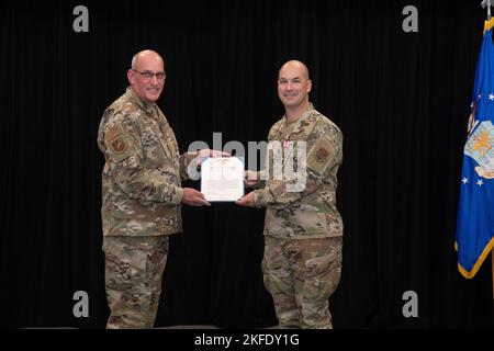 LT. Col. Jeffrey Bishop erhält den Meritorious Service Award für seine Zeit als Kommandant des Logistics Readiness Squadron 131. auf der Whiteman Air Force Base Missouri am 11. September 2022. Er gab das Kommando auf, um im Readiness Center der Air National Guard in Maryland zu arbeiten und unterstützte das Manpower and Personnel Directorate. Stockfoto