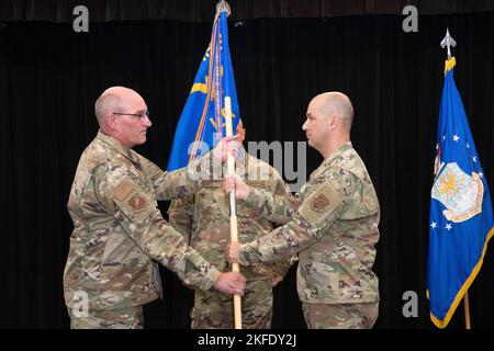 Oberstleutnant Jeffrey Bishop gab das Kommando über das Logistics Readiness Squadron von 131. an Oberst William Miller, Kommandant der Mission Support Group von 131., auf der Whiteman Air Force Base, Missouri, am 11. September 2022, auf. Oberstleutnant Bishop wird am Air National Guard Readiness Center in Maryland arbeiten und das Manpower and Personnel Directorate unterstützen. Stockfoto