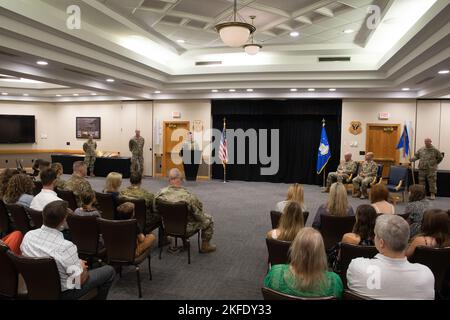 Capt. Nathan Dampf, Kommandant der 131. Logistics Readiness Squadron, gibt seiner Einheit nach der Übernahme des Kommandos auf der Whiteman Air Force Base, Missouri, am 11. September 2022, Bemerkungen. Dies ist der erste Befehl von Dampf. Stockfoto