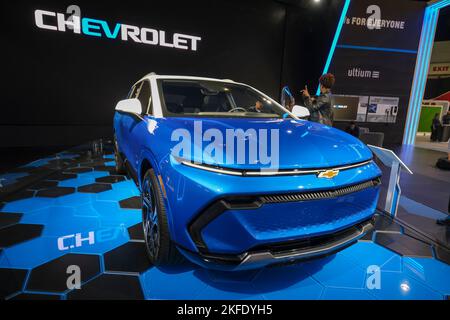 Los Angeles, Kalifornien, USA. 17.. November 2022. Ein 2023 Chevy Equinox Fahrzeug wird auf dem Medientag DER La Auto Show 2022 in Los Angeles am 17. November 2022 ausgestellt. (Bild: © Ringo Chiu/ZUMA Press Wire) Stockfoto