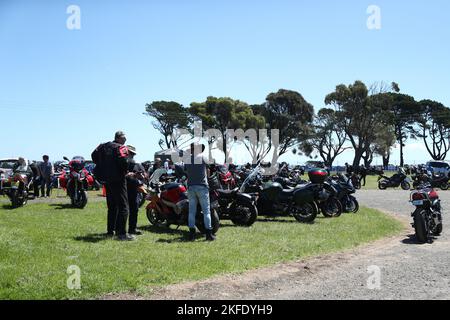 Victoria, Australien. 18.. November 2022. Ein Überblick über die Tausende von Motorradfahrern, die während der australischen Grand Ridge Runde der MOTUL FIM Superbike-Weltmeisterschaft 2022 am 18 2022. November 2022 auf Phillip Island, Australien, zur Phillip Island-Rennstrecke zusammengekommen sind - Bildquelle: brett keating/Alamy Live News Stockfoto