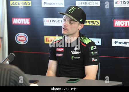 Victoria, Australien. 18.. November 2022. Alex Lowes (GBR)Rennen für die Kawasaki Racing Team WorldSBK-spricht während der australischen Grand Ridge-Runde 2022 der MOTUL FIM Superbike-Weltmeisterschaft 2022 am 18 2022. November auf Phillip Island, Australien, mit den Medien - Bildquelle: brett keating/Alamy Live News Stockfoto