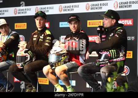 Victoria, Australien. 18.. November 2022. Alex Lowes (GBR)Rennen für das Kawasaki Racing Team WorldSBK-spricht mit Fans auf der Paddock Show während der australischen Grand Ridge Runde der MOTUL FIM Superbike Weltmeisterschaft 2022 am 18 2022. November 2022 auf Phillip Island, Australien - Bildquelle: brett keating/Alamy Live News Stockfoto