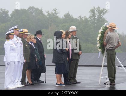 220911-N-RB168-0477 Shankville, Pennsylvania (Sept 11, 2022) - First Lady Dr. Jill Biden legt am National Memorial von Flug 93 zum 21.. Jahrestag von 9/11 einen Kranz an die Namenswand. Biden hielt als Hauptredner für die Veranstaltung Bemerkungen. Die US Navy schickte 22 Matrosen vom Amphibientransportschiff USS Somerset (LPD 25) nach Somerset County für eine mehrtägige Reise, um an der Observanz teilzunehmen und in uniformierten Fähigkeiten als Eskorten zu dienen, zu Ehren der Familien der 40 Passagiere und der Besatzung, die auf Flug 93 umkamen. Das Personal der USS Somerset nahm an verschiedenen Diensten und Engagements Teil Stockfoto