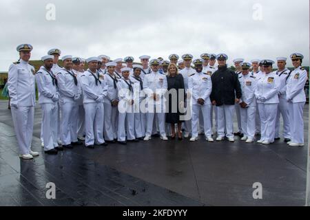 220911-N-RB168-0753 Shankville, Pennsylvania (Sept 11, 2022) - First Lady Dr. Jill Biden macht ein Foto mit Matrosen des Amphibientransportschiffes USS Somerset (LPD 25) und der Navy Talent Acquisition Group (NTAG) Pittsburgh während des 21.-jährigen Bestehens von 9/11 am Flight 93 National Memorial. Die US Navy schickte 22 Matrosen vom Amphibientransportschiff USS Somerset (LPD 25) nach Somerset County für eine mehrtägige Reise, um an der Observanz teilzunehmen und in uniformierten Fähigkeiten als Eskorten zu dienen, zu Ehren der Familien der 40 Passagiere und der Besatzung, die auf Flug 93 umkamen. USS Somerset personne Stockfoto