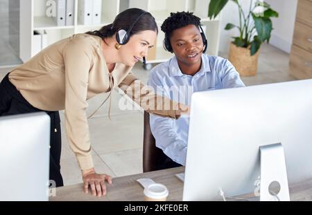 Schwarzer Mann, Frau oder Callcenter Computer Ausbildung in crm Beratungsbüro, B2B Telemarketing Vertriebsgesellschaft oder kontaktieren Sie uns Startup. Sprechen Stockfoto
