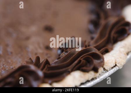 Nahaufnahme einer Schokoladenzuckerung auf einem Kuchen Stockfoto