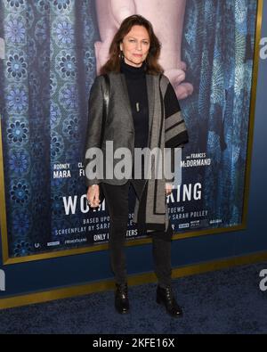 17. November 2022, Beverly Hills, Kalifornien, USA: Jacqueline Bisset nimmt an der Los Angeles Premiere von ''Women Talking' Teil (Foto: © Billy Bennight/ZUMA Press Wire) Stockfoto