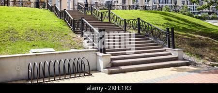 Geflieste Treppe mit Metallgeländern im Stadtpark. Ort zum Wandern und Entspannen, Kiew, Ukraine Stockfoto