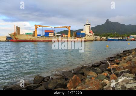 Ein Containerschiff im Hafen von Avatiu, dem Hafen von Avarua, Rarotonga, Cook Islands Stockfoto