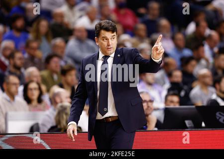 Madrid, Spanien - 17. november 2022 Israel Gonzalez, Cheftrainer von Alba Berlin während des Euroleague-Basketballspiels von Turkish Airlines zwischen Real Madrid und Alba Berlin am 17. november 2022 im Pavillon des Wizink Center in Madrid, Spanien - Foto: Oscar J Barroso/DPPI/LiveMedia Stockfoto