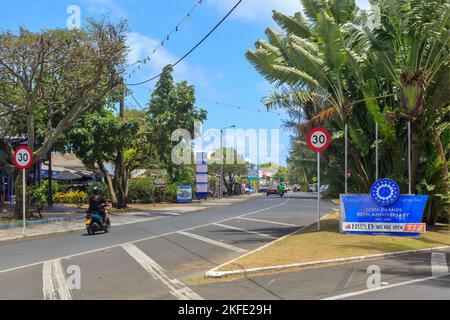 Die Stadt Avarua, Rarotonga, Cook Islands. Die Hauptstraße führt zum Einkaufsviertel. Ein Zeichen feiert den 50.. Jahrestag der Unabhängigkeit Stockfoto