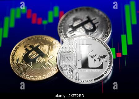 Investitionskonzept für Bitcoin und Kryptowährungen. Bitcoin-Kryptowährungsmünzen. Handel an der Kryptowährungsbörse. Trends bei den Bitcoin-Wechselkursen. Stockfoto