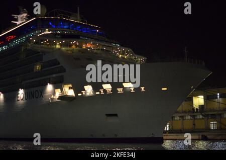 Cruse Schiff in der Nacht auf Pier dunkel groß modern Stockfoto