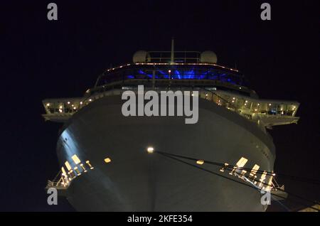 Cruse Schiff in der Nacht auf Pier dunkel groß modern Stockfoto