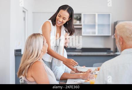 Große Familie, Frühstück und Essen mit einer Frau Kochen für Eltern in ihrer Küche für Gesundheit und Wellness. Glückliche Frauen und Männer zusammen in Brasilien Stockfoto