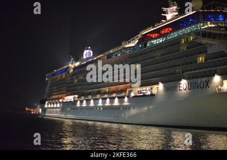 Cruse Schiff in der Nacht auf Pier dunkel groß modern Stockfoto