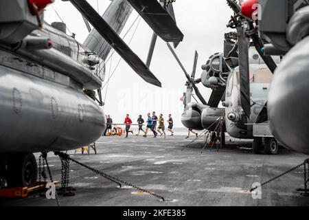 220911-N-PC065-1322 OSTSEE (SEPT 11, 2022) – USA Marinesoldaten, die dem amphibischen Transportschiff USS Arlington (LPD 24) der San Antonio-Klasse zugewiesen wurden, und US-Marinesoldaten, die an die Marine Expeditionary Unit (MEU) von 22. angeschlossen sind, nehmen am 11. September 2022 an einem Tribute-Lauf 9/11 auf Arlington's Flugdeck Teil. Die Arlington ist Teil der Kearsarge Amphibious Ready Group und 22. MEU befindet sich unter dem Kommando und der Kontrolle der Task Force 61/2 im geplanten Einsatzgebiet der US Naval Forces Europe, das von der US Sixth Fleet zur Verteidigung der Interessen der USA, der Alliierten und der Partner eingesetzt wird. Stockfoto