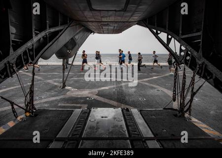 220911-N-PC065-1068 OSTSEE (SEPT 11, 2022) – USA Marinesoldaten, die dem amphibischen Transportschiff USS Arlington (LPD 24) der San Antonio-Klasse zugewiesen wurden, und US-Marinesoldaten, die an die Marine Expeditionary Unit (MEU) von 22. angeschlossen sind, nehmen am 11. September 2022 an einem Tribute-Lauf 9/11 auf Arlington's Flugdeck Teil. Die Arlington ist Teil der Kearsarge Amphibious Ready Group und 22. MEU befindet sich unter dem Kommando und der Kontrolle der Task Force 61/2 im geplanten Einsatzgebiet der US Naval Forces Europe, das von der US Sixth Fleet zur Verteidigung der Interessen der USA, der Alliierten und der Partner eingesetzt wird. Stockfoto