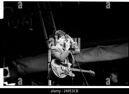 JARVIS COCKER, PULP, GLASTONBURY NME STAGE, 1994: Jarvis Cocker von der britischen Popgruppe Pulp spielt die NME Stage beim Glastonbury Festival, Sonntag, 26. Juni 1994. Foto: Rob Watkins Stockfoto