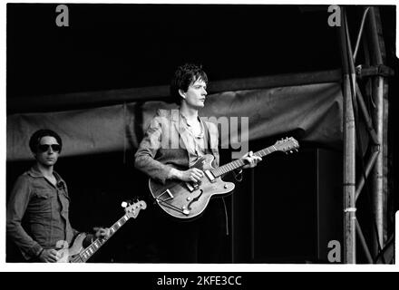 Jarvis Cocker-Sänger (und Steve Mackey Bass) der britischen Popgruppe Pulp, die am Sonntag, den 26. Juni 1994 auf der NME Stage in Glastonbury spielte. Foto: Rob Watkins Stockfoto