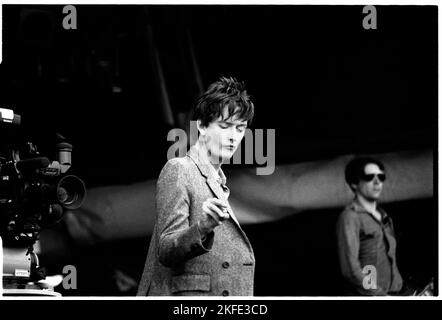 Jarvis Cocker-Sänger (und Steve Mackey Bass) der britischen Popgruppe Pulp, die am Sonntag, den 26. Juni 1994 auf der NME Stage in Glastonbury spielte. Foto: Rob Watkins Stockfoto