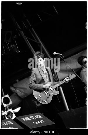 JARVIS COCKER, PULP, GLASTONBURY NME STAGE, 1994: Jarvis Cocker von der britischen Popgruppe Pulp spielt die NME Stage beim Glastonbury Festival, Sonntag, 26. Juni 1994. Foto: Rob Watkins Stockfoto